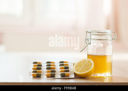 Dettaglio del miele e limone con sunny interno di una casa in background Foto Stock