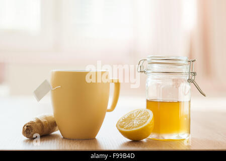 Dettaglio del miele e limone con sunny interno di una casa in background Foto Stock