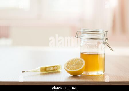 Dettaglio del miele e limone con sunny interno di una casa in background Foto Stock