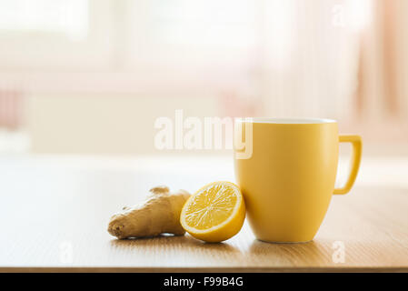 Tazza di tè e caffè e limone closeup con sunny interno di una casa in background Foto Stock