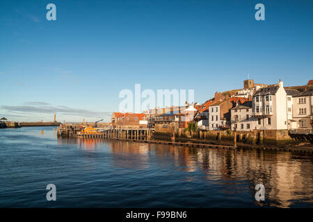 Incantevole cittadina di mare di Whitby nel North Yorkshire, Inghilterra. Foto Stock