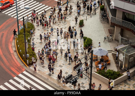 TOKYO, Giappone - 25 giugno 2015: visualizzazione dei pedoni nel quartiere Harajuku, Tokyo, Giappone su Giugno 25th, 2015. Foto Stock