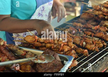 Preparare carne sul fuoco Foto Stock