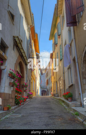 Vista di una strada nella città vecchia di Tarascon sur Ariège. Pirenei Ariège, Francia. Giugno. Foto Stock