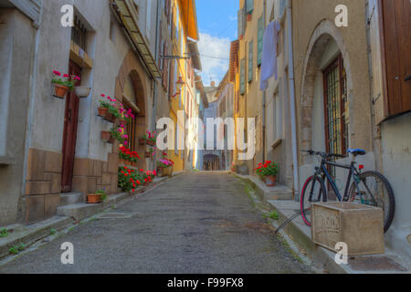 Vista di una strada nella città vecchia di Tarascon sur Ariège. Pirenei Ariège, Francia. Giugno. Foto Stock