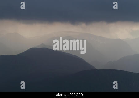 Tempesta e la pioggia torrenziale in montagna. Dal Plateau de Beille, Pirenei Ariège, Francia. Giugno. Foto Stock