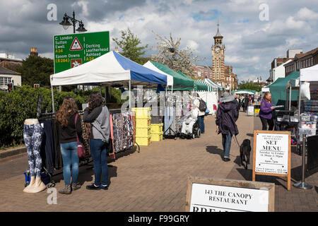 Mercato all'aperto lungo High Street a Epsom Surrey, Regno Unito Foto Stock