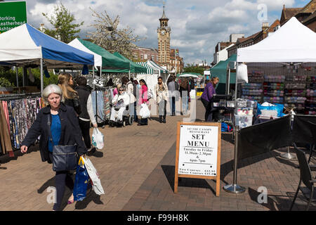 Mercato all'aperto lungo High Street a Epsom Surrey, Regno Unito Foto Stock