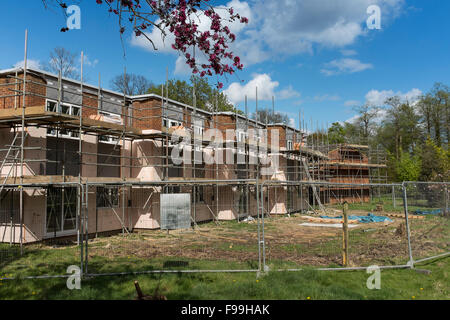 Nuovo alloggiamento sviluppo sito in costruzione nell'area suburbana, Surrey, Regno Unito Foto Stock