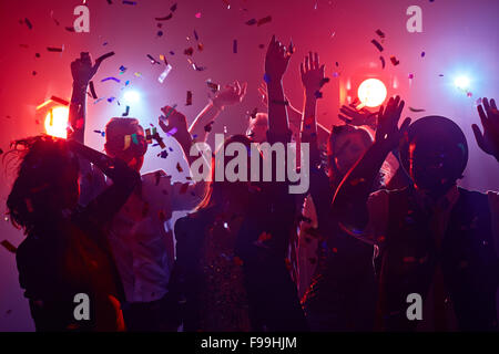 I giovani in ballo nel night club Foto Stock