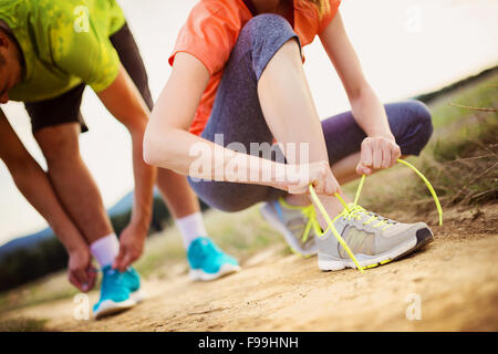 Runner piedi. Esecuzione di giovane closeup delle scarpe da corsa. Foto Stock