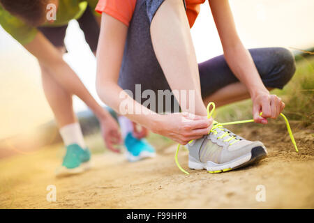 Runner piedi. Esecuzione di giovane closeup delle scarpe da corsa. Foto Stock