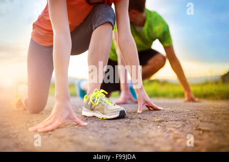 Runner piedi. Esecuzione di giovane closeup delle scarpe da corsa. Foto Stock