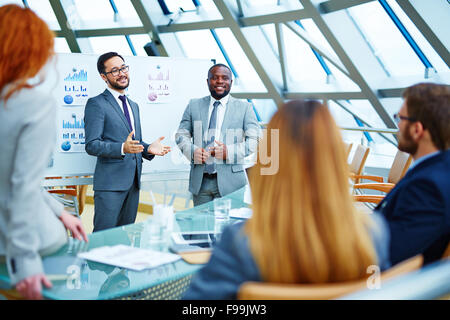 Due imprenditori per spiegare ai colleghi i dati più recenti Foto Stock