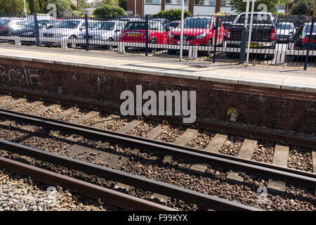 I binari ferroviari e stazione del parco auto in background, Surrey, Regno Unito Foto Stock