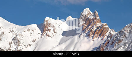 Vista panoramica al coperto di neve e cime di montagna Vardousia trovato alla Grecia FOCHIDA regione nella Grecia centrale Foto Stock