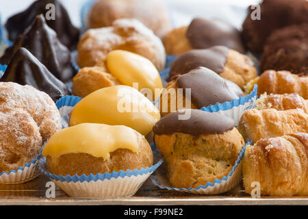 Nella foto di paste colorate con canditi,panna e cioccolato, la vera pasticceria italiana. Foto Stock