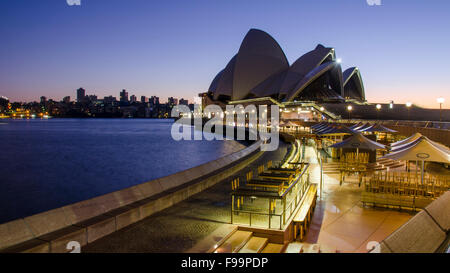 Un'immagine pre-alba della Sydney Opera House con le luci accese, appena prima dell'alba in Australia Foto Stock