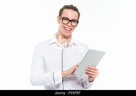 Ritratto di un imprenditore allegro utilizzando computer tablet isolato su uno sfondo bianco Foto Stock
