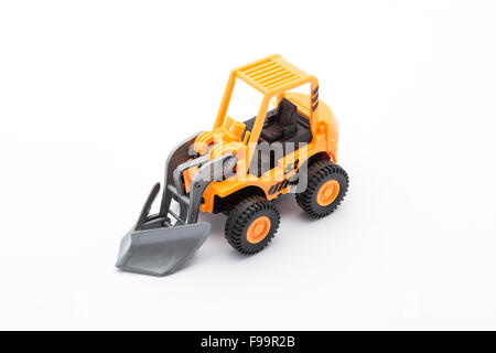 Orange trattore giocattolo costruzione su sfondo bianco Foto Stock