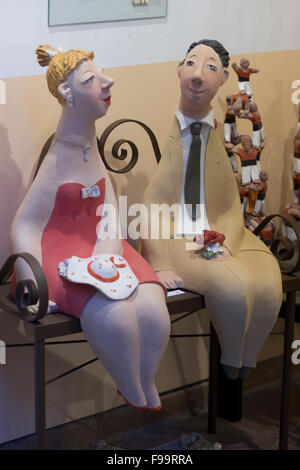 Cina l uomo e la donna seduta su una panchina in metallo Foto Stock