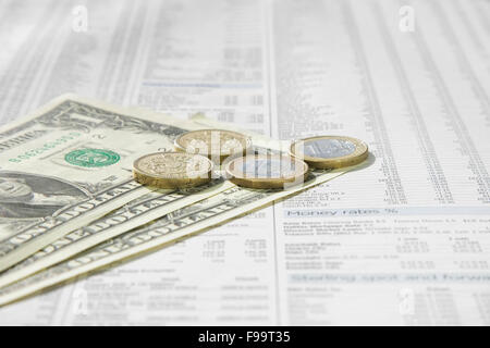Un dollaro nota, British una libbra e una delle monete in euro su una News Foto Stock