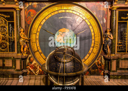 Cattedrale di Nostra Signora, la chiesa in stile gotico palazzo nel centro storico di Strasburgo, orologio astronomico, Alsazia, Francia Foto Stock