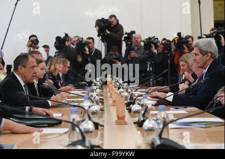 Mosca, Russia. 15 Dic, 2015. Stati Uniti Il segretario di Stato John Kerry (anteriore R) incontra il Ministro degli esteri russo Sergei Lavrov anteriore (L) durante la sua visita a Mosca, Russia, 15 dicembre 2015. Credit: Iam Tianfang/Xinhua/Alamy Live News Foto Stock