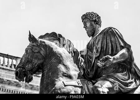 La statua equestre in bronzo dell'imperatore Marco Aurelio in Campidoglio Foto Stock