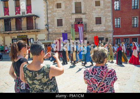 Parata medievale. Sagra delle ciliegie, Covarrubias, provincia di Burgos, Castilla Leon, Spagna. Foto Stock