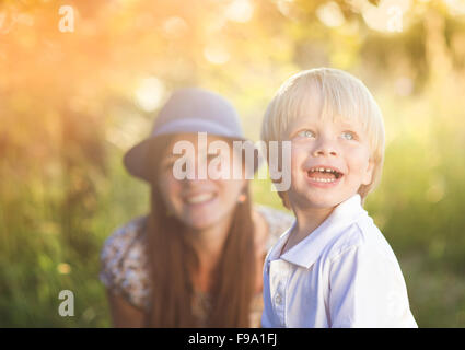 Madre e figlio godendo il sole al di fuori nella natura Foto Stock