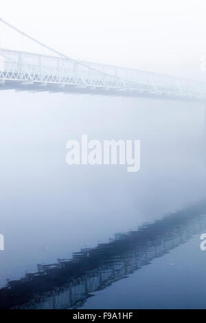 Wilford sospensione ponte sopra il fiume Trento nella nebbia. Nottingham, Inghilterra, Regno Unito Foto Stock