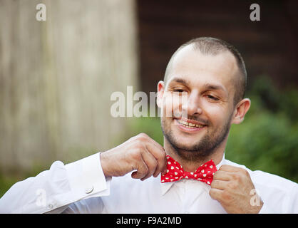 Ritratto di bello groom nel parco ottenere pronto per le nozze. Foto Stock