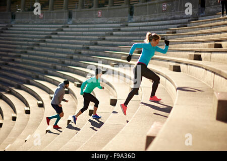 Lavoro su per le scale della Harvard University Stadium Foto Stock