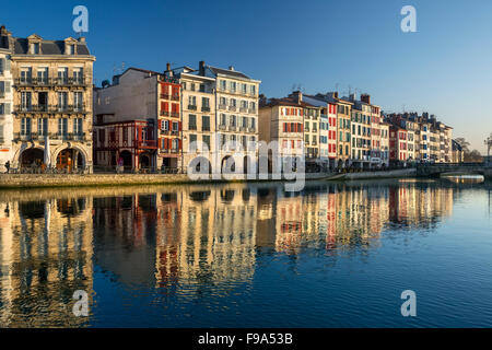 Il fiume Nive e Galuperie quay, nel 'Small' Bayonne area (Bayonne dei Pirenei Atlantici Aquitaine Francia). Paese basco. Foto Stock
