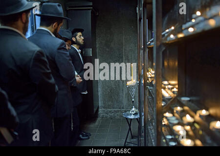 Chanukkah menorah cerimonia di illuminazione al Ohel in Cambia altezze, Queens NYC vicino alle tombe degli ultimi 2 Lubavitcher Rebbbes. Foto Stock