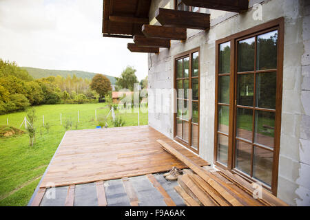 Installazione incompiuto di nuovo pavimento in legno pavimentazione mediante la nuova casa Foto Stock