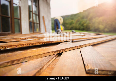 Installazione incompiuto di nuovo pavimento in legno pavimentazione mediante la nuova casa Foto Stock