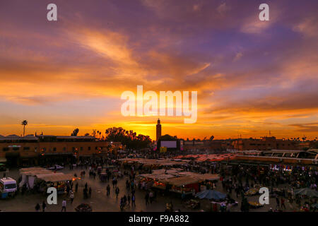 Suggestivo tramonto sulla piazza Jemaa el Fna. Foto Stock