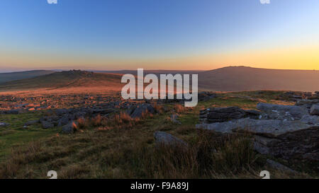 La vista a nord dal grande fiocco, Tor Dartmoor all'alba. Gran Bretagna meridionale dell ultima rimanendo deserto. Foto Stock