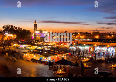 Twilight su Piazza Jemaa el Fna. Foto Stock