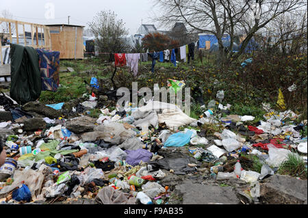 Vista della metà costruito rifugi in legno in sovraffollate e terreni fangosi nella giungla campo profughi a Calais. Il camp è la casa di circa 6 mila persone e condizioni peggiorano con il tempo umido. I rifiuti di pile fino al camp a causa di una mancanza di omissioni e di eliminazione dei rifiuti. Foto Stock