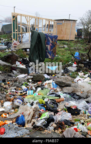 Vista della metà costruito rifugi in legno in sovraffollate e terreni fangosi nella giungla campo profughi a Calais. Il camp è la casa di circa 6 mila persone e condizioni peggiorano con il tempo umido. I rifiuti di pile fino al camp a causa di una mancanza di omissioni e di eliminazione dei rifiuti. Foto Stock