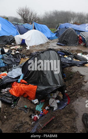 CALAIS, Francia. Il 13 dicembre 2015. Tende di fortuna e delle strutture nella 'giungla' Refugee Camp in Calais in una piovosa mattinata. Foto Stock