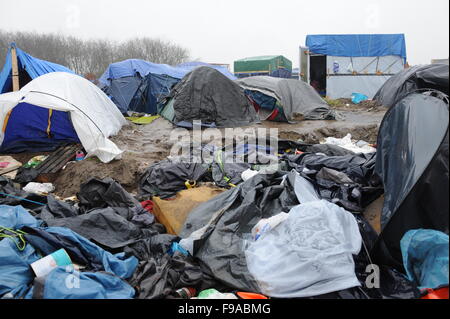 CALAIS, Francia. Il 13 dicembre 2015. Tende di fortuna e delle strutture nella 'giungla' Refugee Camp in Calais in una piovosa mattinata. Foto Stock