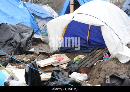 CALAIS, Francia. Il 13 dicembre 2015. Tende di fortuna e delle strutture nella 'giungla' Refugee Camp in Calais in una piovosa mattinata. Foto Stock