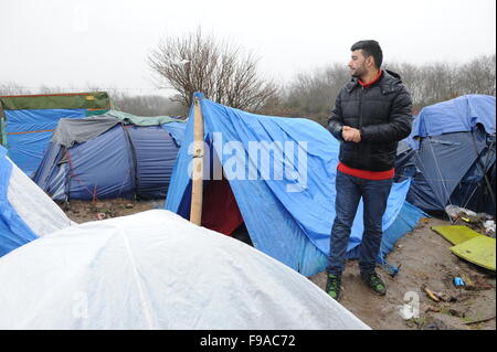 CALAIS, Francia. Il 13 dicembre 2015. Tende di fortuna e delle strutture nella 'giungla' Refugee Camp in Calais in una piovosa mattinata. Foto Stock