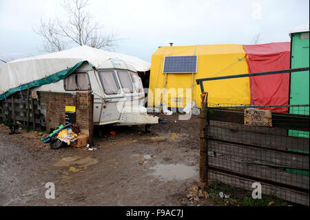 Calais, Francia. Dicembre 13th, 2015. Ingresso per le donne ed i bambini nel centro del 'Jungle' in una piovosa mattinata. Foto Stock