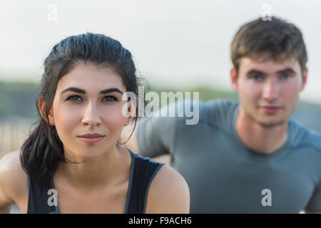 Allegro caucasico ispanica giovane in esecuzione sulla spiaggia di mattina Foto Stock