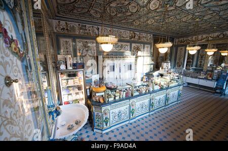 Dresden, Germania. Decimo Dec, 2015. Il salesroom a 'Pfunds Molkerei' latte shop - catalogato come monumento storico - di Dresda, in Germania, 10 dicembre 2015. Il latte negozio di attrazione è il 247 metri quadri di piastrelle dipinte a mano da Villeroy & Boch. Foto: SEBASTIAN KAHNERT/dpa/Alamy Live News Foto Stock